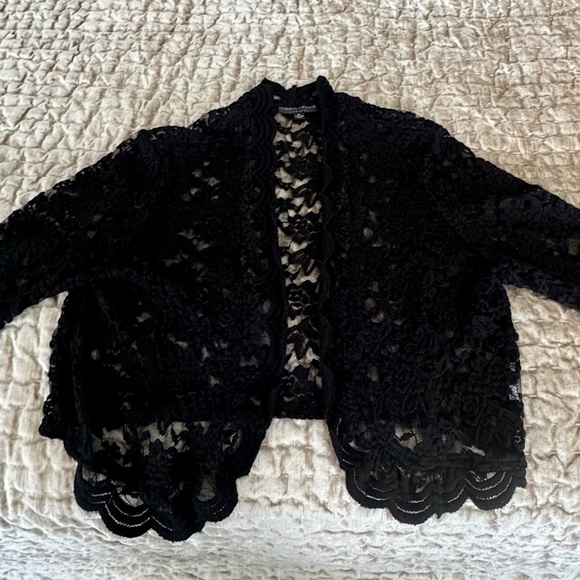 CONNECTED APPAREL Women’s Black Lace Shrug. Size M. - Picture 2 of 3